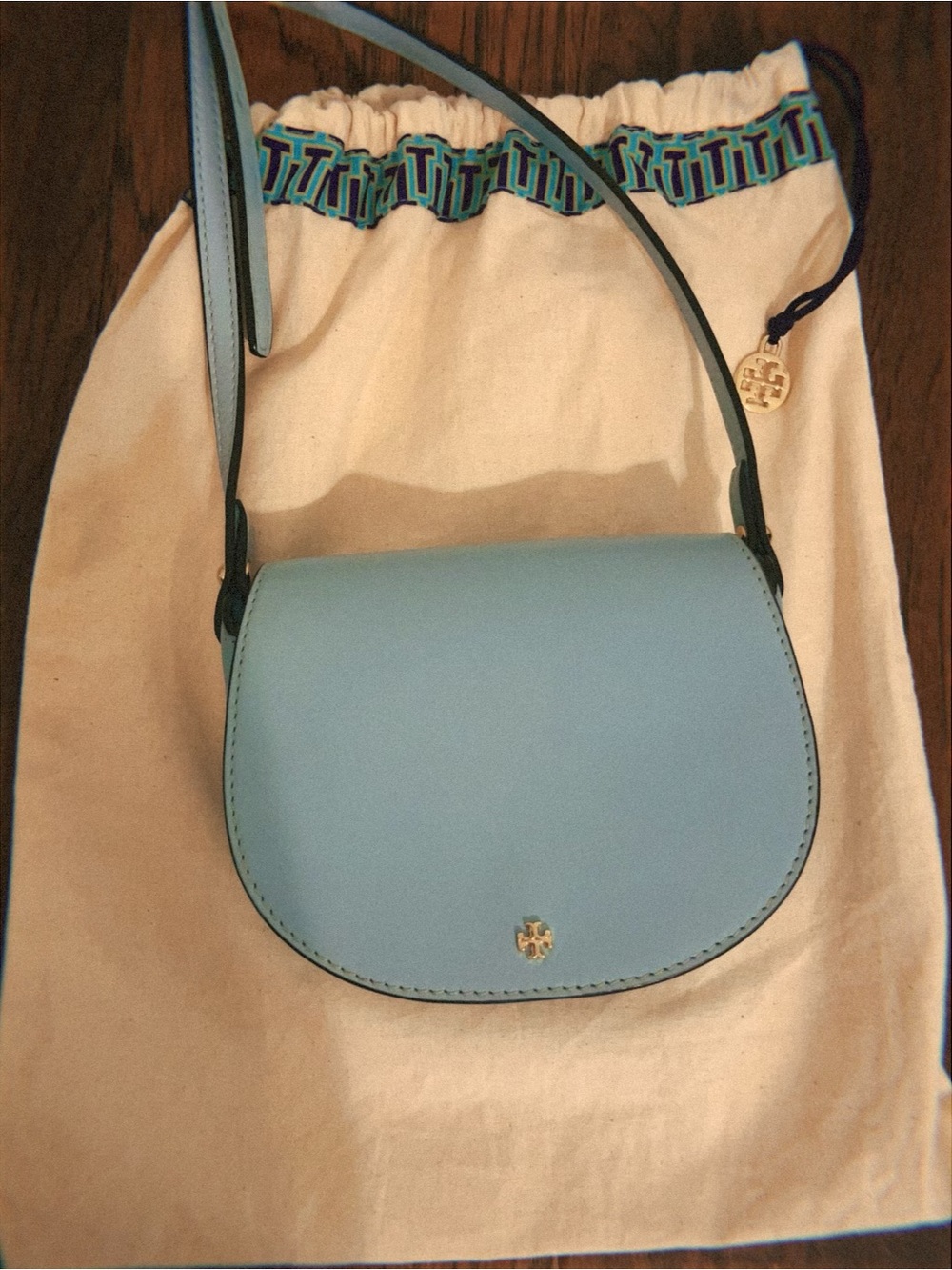 Tory Burch Baby Blue Saddle Crossbody with Gold Logo - Picture 5 of 7